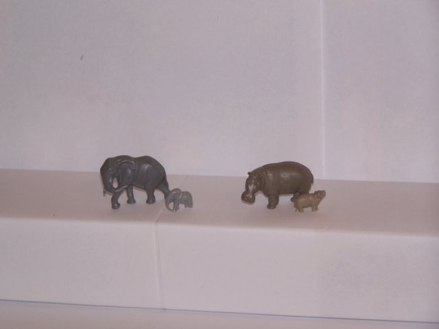 Mamafant und Babyfant + Nildferde in Afrika